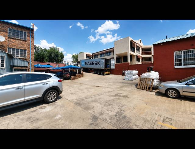 M² BUILDING TO LET IN BOOYSENS